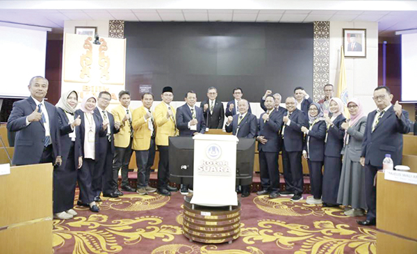 Dilantik 5 Juni 2024, Dr. Krismadinata Terpilih Jadi Rektor UNP Periode 2024-2029 1 PEMILIHAN REKTOR— MWA UNP bersama para Calon Rektor UNP Periode 2024-2029 saat pemilihan yang dilakukan oleh MWA di Ruang Sidang Senat, Rabu (8/5).