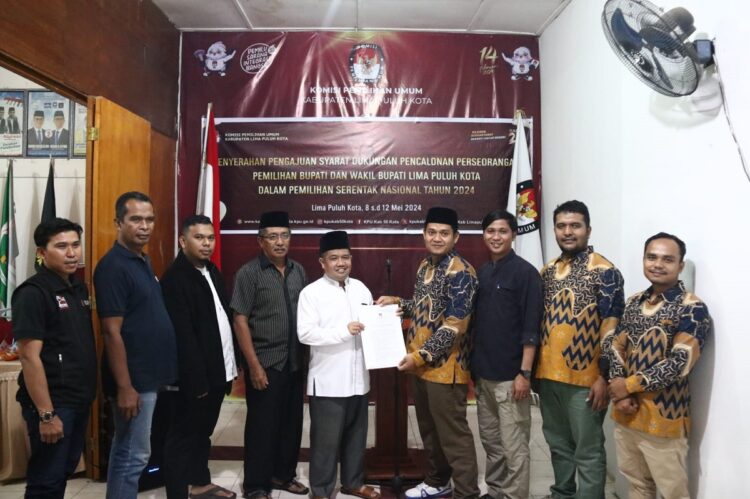 Dukungan Terus Mengalir, Ferizal Ridwan Siap Maju jadi Bupati 1 SERAHKAN FORMULIR— Ferizal Ridwan-Dedi Henidal saat menyerahkan dukungan maju sebagai calon perseorangan pada Pilkada Limapuluh Kota di kantor KPU.