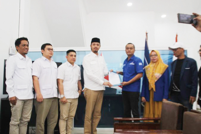 Menangkan Pilkada Bukittinggi, Erman Safar Optimis Perkuat Koalisi Parpol 1 MENDAFTAR— Erman Safar saat mendaftarkan diri sebagai bakal calon wali kota ke Partai Demokrat, Sabtu (4/5).
