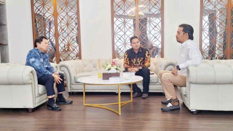 DISKUSI— Wako Bukittinggi Erman Safar saat menemui Menteri PPN/Kepala Bappenas, Suharso Monoarfa di Jakarta.