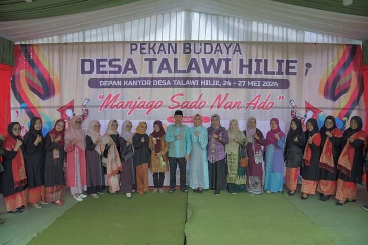 Pj Fauzan Hasan Buka Pekan Budaya Desa Talawi 1 FOTO BERSAMA—Penjabat (Pj) Wali Kota Sawahlunto Fauzan Hasan, S.STP, M.Si, usai membuka Pekan Budaya Desa Talawi Hilie foto bersama.