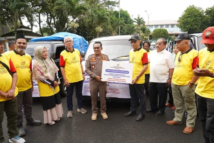 FKPWS Nasional Sungayang Salurkan Bantuan 1 TERIMA BANTUAN— Bupati Tanahdatar Eka Putra menerima donasi bantuan dari Ketua FKPWN H. Yul untuk korban banjir bandang lahar dingin Marapi.