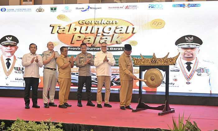 PELUNCURAN— Gubernur Sumbar, Mahyeldi Ansharullah memukul gong menandai diluncurkannya Gerakan Tabungan Pajak, disaksikan Kepala Bapenda Sumbar, Syefdinon, perwakilan Polda Sumbar, PT Jasa Raharja dan stakeholer, Selasa (30/4) di Pangeran Beach Hotel.