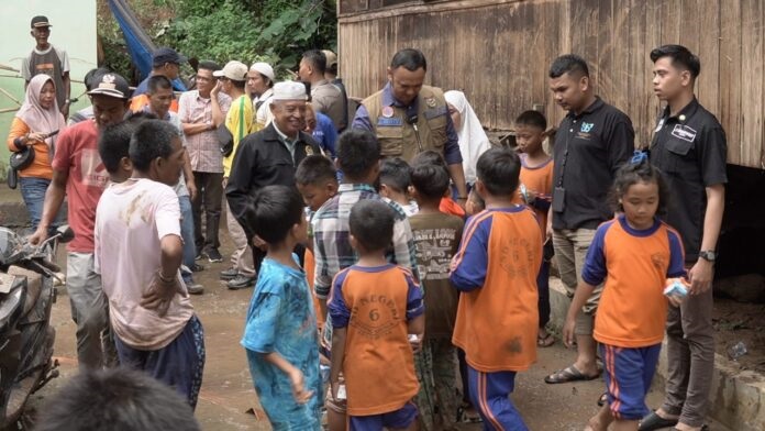 Gerak Cepat Bupati Sijunjung Tinjau Warga Terdampak Banjir Bandang di Padang Sibusuk