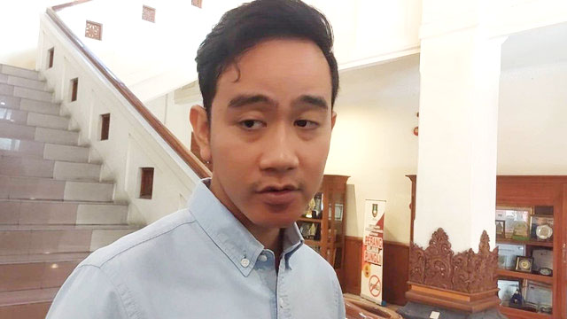 WAWANCARA— Wakil Presiden Terpilih, Gibran Rakabuming Raka saat diwawancarai wartawan di Balai Kota Solo, Selasa (7/5).