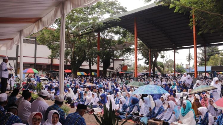 GOR M. Yamin Kubu Gadang Dipenuhi Jamaah BKMT se-Sumbar 1 PERTEMUAN BKMT—Ribuan jamaah menghadiri Dakwah Wisata (Dakwis) Badan Kontak Majelis Taklim (BKMT) se-Sumbar yang dilaksankan di kawasan GOR M. Yamin Kubu Gadang, Kota Payakumbuh, Minggu (5/5).