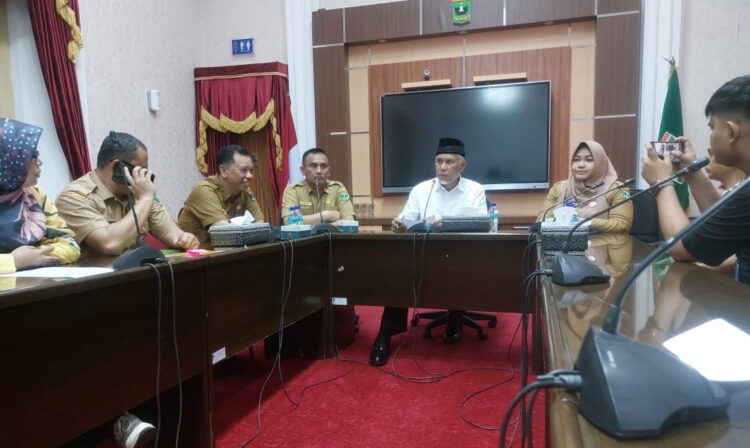 Minangkabau Halal Festival Kembali Digelar 30 Mei-3 Juni 2024, Gubernur Mahyeldi: Dorong Pertumbuhan Industri Halal dan Ekonomi Syariah di Sumbar 1 JUMPA PERS— Gubernur Sumbar, Mahyeldi Ansharullah didampingi Kepala Biro Perekonomian Setdaprov Sumbar, Kuartini Deti Putri, Kepala Dinas Koperasi dan UMKM Sumbar, Endrizal, Kepala Biro Adpim Setdaprov Sumbar Mursalim dan Pimpinan Syakaa Organizer, Fitriati Rahmah menggelar jumpa pers, Senin (27/5) di Istana Gubernur Sumbar.