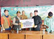 Galang Dana Lewat Bengkulu Peduli, Gubernur Bengkulu Salurkan Bantuan di Agam