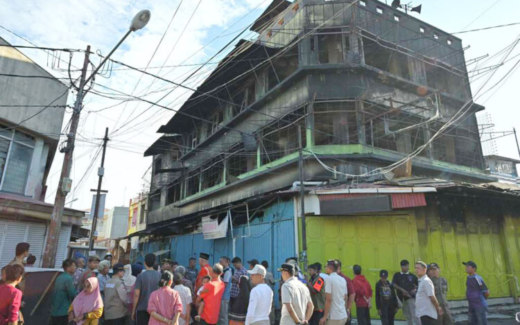 TINJAU BLOK A— Gubernur Sumbar Mahyeldi bersama sejumlah kepala OPD melihat langsung kondisi toko-toko di kawasan Blok A Pasar Raya Padang yang hangus terbakar, Kamis (9/5).