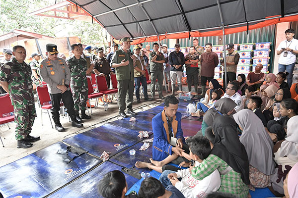 ARAHAN— Gubernur Sumbar Mahyeldi saat memberikan arahan pada tim yang bertugas di lapangan.