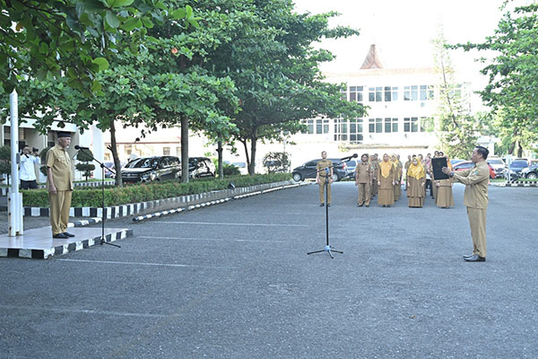 Pimpin Apel di Dinas Pendidikan, Gubernur Minta Insan Disdik Tingkatkan Kinerja demi Pacu IPM Sumbar 1 APEL SENIN— Gubernur Sumbar Mahyeldi Ansharullah, memimpin apel rutin di kantor Dinas Pendidikan (Disdik) Sumbar, Senin (6/5).