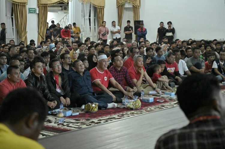 Gubernur Mahyeldi Optimis Indonesia Lolos Olimpiade Paris 2024 1 NOBAR—Terlihat Gubernur Sumatera Barat (Sumbar) Mahyeldi Ansharullah saat nonton bareng (nobar).