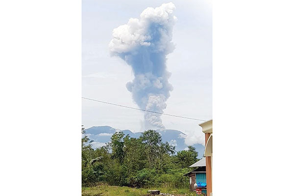 Gunung Marapi kembali Erupsi, Tinggi Kolom Abu 2 KM dari Puncak 1 ERUPSI— Gunung Marapi kembali erupsi dengan tinggi kolom abu teramati 2000 meter dari
atas puncak, Senin (30/5) sekitar pukul 13.04 WIB.