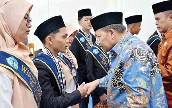 WISUDA AKBAR— Bupati Agam Andri Warman, hadiri Wisuda Akbar dan Haflah Takharruj Angkatan I dengan tema GenZ Qurani, Berprestasi, Berkarya dan Berbudaya, di SMPIT Haji Djalaluddin Kecamatan Ampek Angkek, Sabtu (4/5).
