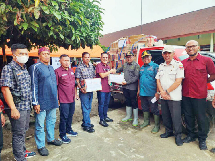 Honda Hayati Salurkan Bantuan Kemanusiaan untuk Korban Banjir Lahar Dingin 1 SALURKAN BANTUAN— GM PT. HPM Hendri Faezal, yang didampingi oleh Febriyestion selaku Technical Service Manager PT. HPM dan Dodi Rinaldo selaku General Support and Warehouse Manager PT. HPM menyerahkan bantuan yang diterima oleh perwakilan BPBD dan Sekdakab Agam Edi Busti.