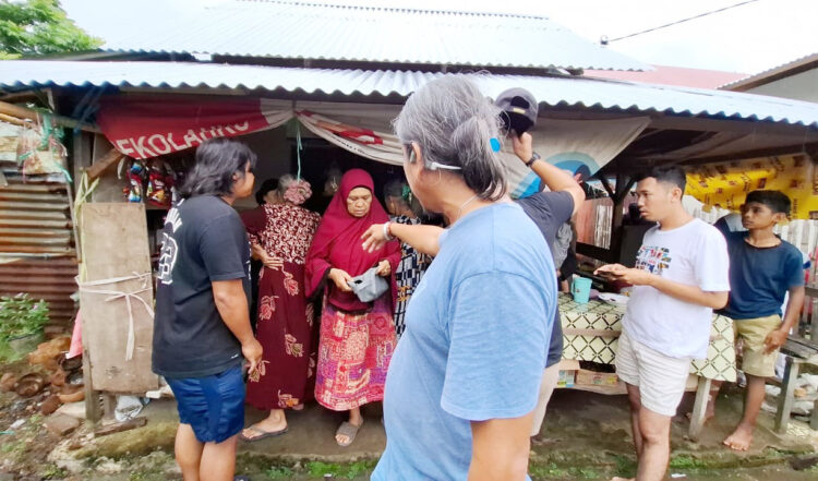 JUDI— Lima nenek-nenek ditangkap Tim Klewang Polresta Padang karena kedapatan bermain judi.