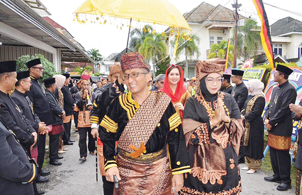 Hendri Septa Datuk Alam Batuah Resmi Jadi Panghulu Kaum Suku Caniago Sumagek 1 MALEWAKAN GALA—Hendri Septa resmi menjadi Panghulu Kaum Suku Caniago Sumagek Nagari Nan XX Lubeg, yang ditandai dengan prosesi pemasangan saluak dan malewakan gala Datuk Kaum Suku Caniago Sumagek dari Mamak Kepala Warih kepada Ketua KAN Nagari Nan XX Lubeg di kediaman jalan Mangunsarkoro, Jati Baru, Sabtu (4/5).