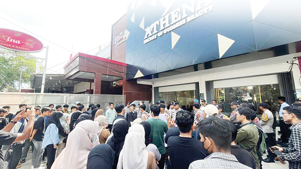 Kasus Dugaan Hoaks Pencurian di Athena Padang Berlanjut, Massa Geruduk Klinik Kecantikan Richard Lee, Kompol Dedy: Hari Ini, Manajemen Klinik Diperiksa 1 AKSI DEMO— Puluhan massa menggeruduk klinik kecantikan Athena Padang milik seorang influencer sekaligus dokter, dr. Richard Lee yang berada di jalan Proklamasi, Sawahan, Kecamatan Padang Timur, Senin (6/5). Aksi demo massa ini buntut dari video viral pencurian yang terjadi beberapa waktu lalu yang ternyata adalah settingan.