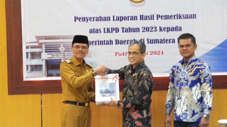 Pemkab Limapuluh Kota Raih WTP ke-9 Kali Berturut-turut 1 TERIMA WTP— Bupati Limapuluh Kota H Safaruddin Dt Bandaro Rajo bersama Ketua Komisi II DPRD Kabupaten Lima Puluh Kota Samsuwirman, menerima Opini WTP dari Kepala BPK RI Perwakilan Sumbar.