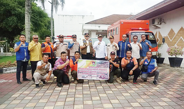 MISI KEMANUASIAAN— Wali Kota Padang, Hendri Septa melepas personel BPBD Kota Padang yang akan menyalurkan bantuan kemanusian untuk sejumlah darah yang terdampak bencana banjir bandang dan galodo, Minggu (12/5).