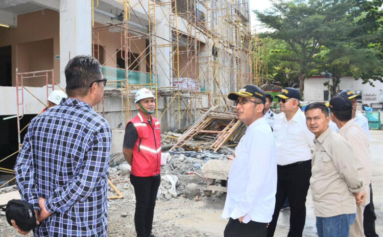 Progres Sudah 78 Persen, Pembangunan Pasar Raya Padang Fase VII Ditargetkan Tuntas Juli 2024 1 TARGET RAMPUNG JULI— Wali Kota Padang Hendri Septa, meninjau proyek pembangunan Pasar Raya Fase VII yang sudah mencapai angka 78 persen, Minggu (12/5).