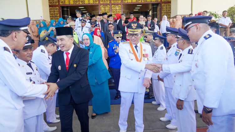 BERPAMITAN— Wali Kota Padang Hendri Septa Dt Alam Batuah dan Wakil Wali Kota Padang Ekos Albar berpamitan dengan ASN di Balaikota Padang setelah masa 
jabatannya berakhir.