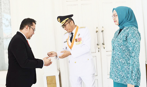 Hendri Septa dan Ekos Albar Serahkan Kunci Rumdin 1 SERAHKAN KUNCI—Hendri Septa bersama sang istri Ny. Genny Hendri Septa menyerahkan kunci rumah dinas kepada Kepala Bagian Umum Setdako Padang Harry Krisna Mulia yang disaksikan Kepala BPKAD Raju Minropa, Senin (13/5).