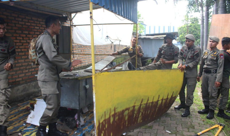 PEMBONGKARAN BANGLI— Petugas Satpol PP Kota Padang, membongkar bangunan liar yang berdiri di atas drainase, jalan Sawahan, Kelurahan Sawahan Timur, Kecamatan Padang Timur, Selasa (14/5).