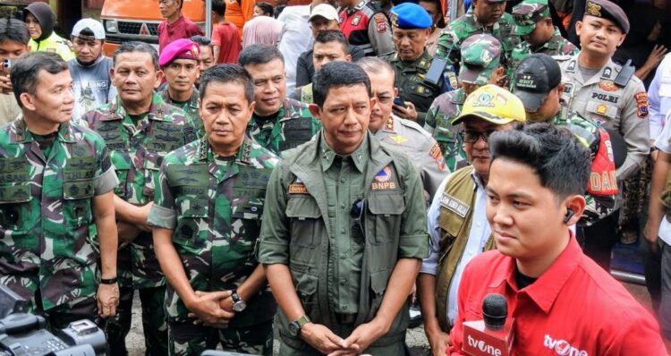 Kunjungi Posko Bukik Batabuah, Kepala BNPB dan Gubernur Buka Pintu Dialog untuk Relokasi 1 KETERANGAN PERS— Pangkogabwilhan I, Laksdya Agus Hariadi; Pangdam I/BB, Mayjen TNI Hasan Hasibuan; Danrem 032/Wbr, Brigjen TNI Wahyu Eko Purnomo; Danlantamal II Padang, Laksma TNI Syufenri; Danyon Marhanlan II Mayor Marinir Denny Aprianto, Sekretaris Daerah (Sekda) Kabupaten Agam, Edi Busti, memberi keterangan pers kepada wartawan usai meninjau lokasi dan para pengungsi.