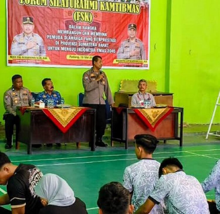 Menuju Indonesia Emas 2045, FSK Gelar Pelatihan 55 Pelajar Berprestasi 1 SAMBUTAN— Plt Kasubdit Bintibsos Dit Binmas Polda Sumbar, Kompol Syafrizen. SH saat berikan sambutan saat pembukaan pelatihan.