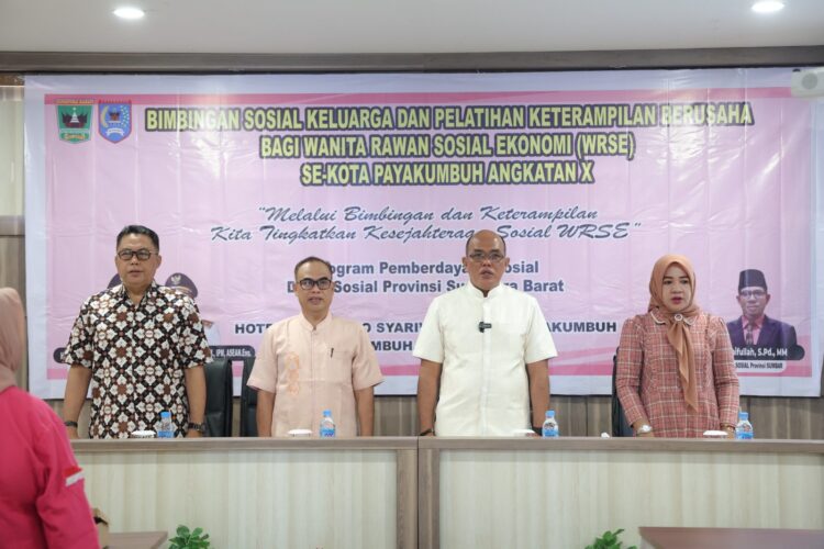 MEMBUKA BIMTEK--Ketua DPRD Sumbar, Supardi  membuka Bimbingan Teknis  Wanita Rawan Sosial Ekonomi (WRSE) angkatan terakhir di Hotel Mangkuto Payakumbuh Sabtu (18/5).