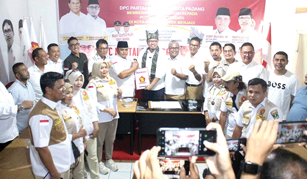 Kembalikan Formulir Calon Wali Kota dengan Meriah, Kader Gerindra Braditi Moulevey Siap Bangun Padang 1 KEMBALIKAN FORMULIR— Bakal Calon Wali Kota (Bacawako) Padang, Braditi Moulevey atau akrab disapa Uda Levi, mengembalikan formulir pendaftaran untuk calon kepala daerah ke DPC Partai Gerakan Indonesia Raya (Gerindra) Kota Padang, Senin (20/5) pagi dengan meriah.