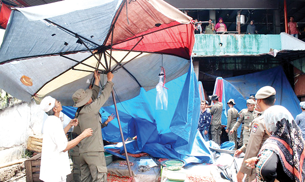 Jualan di Lokasi Parkir, Pedagang Pasar Bandabuek Ditertibkan 1 PENERTIBAN PEDAGANG— Tim gabungan Satpol PP Kota Padang bersama Disdag kembali melakukan penataan dan penertiban pedagang di kawasan Pasar Bandabuek, Kecamatan Lubuk Kilangan, Senin (20/5).