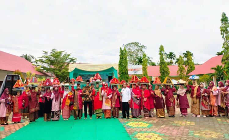 SDN 12 Padang Sibusuak, Kupitan Lepas Siswa Kelas VI Tamatan 2024, Yuneti: Pembinaan Karakter Penting dalam Pendidikan 1 PELEPASAN SISWA— Kepala SDN 12 Padang Sibusuak,Yuneti S Pd, Wali Kelas Eva Yunita, guru, wali nagari serta anggota dewan Sijunjung foto bersama usai acara perpisahan siswa, Rabu (22/5).