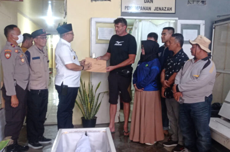 Menginap di Sungai Pisang, Bule asal Prancis Tewas Tertimpa Pohon Tumbang, Kembaran dan Temannya Selamat 1 SERAHKAN JENAZAH—
Pj Wali Kota Padang, Andree Algamar bersama Kapolsek Bungus Teluk Kabung, Kompol Al Indra menyerahkan jenazah bule asal Prancis yang tewas terimpa pohon tumbang kepada keluarga.