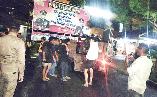 BALAP LIAR DI BALAIKOTA— Personel Satpol PP Kota Padang menjaring pelaku balap liar di jalan Bypass, tepatnya di depan Kompleks Perkantoran Balaikota Padang, Aie Pacah, Rabu (29/5) dini hari. Sebanyak 12 unit sepeda motor dan tujuh pelaku berhasil diamankan, dan Diserahkan ke Polresta Padang