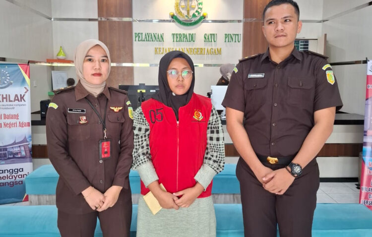 Korupsi Dana Desa Rp 176 Juta, Mantan Bendahara Nagari Diserahkan Polisi ke Jaksa 1 KORUPSI— Mantan Bendahara Nagari Batu Palano yang jadi tersangka korupsi dana desa diserahkan ke Kejaksaan Agam setelah berkas perkaranya dinyatakan lengkap.