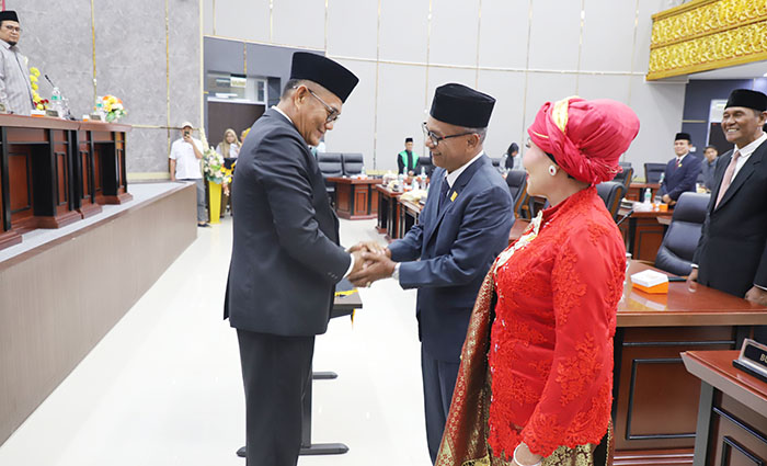 Rapat Paripurna Pelantikan PAW Anggota DPRD Kota Padang Sisa Masa Jabatan 2019-2024, Resmita dan Khairul Karohan Resmi jadi Anggota Dewan 1 Ketua DPRD Kota Padang Syafrial Kani melakukan pemasangan PIN anggota dewan terhadap esmita dan Khairul Karohan.