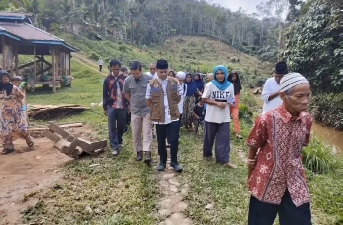 Pasca Banjir di Jorong Sikaladi, Wabup Sijunjung Serahkan Bantuan Kepada Warga 1 KUNJUNGI KORBAN BANJIR—Wakil Bupati Sijunjung Iraddatillah kunjungi warga yang tertimpa musibah u lokasi banjir di Jorong Sikalad itu, Jumat (3/5).