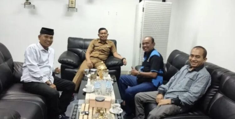 SAMBUT—Kepala Dinas Komunikasi dan Informatika Kabupaten Sijunjung, David Rinaldo menyambut baik kedatangan Ketua PWI Sijunjung, Masharianto di ruang kerjanya, Selasa (14/5).