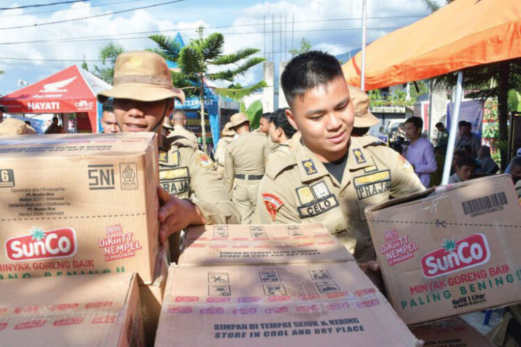 SALURKAN BANTUAN— IPDN Kemendagri menyalurkan beragam bantuan untuk penanganan dampak bencana di posko tanggap darurat penanganan bencana Bukik Batabuah, Kamis (23/5).