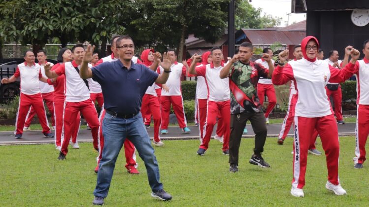 Jaga Sinergisitas, Forkopimda Olahraga Bersama 1 OLAHRAGA BERSAMA— Sekda Kota Payakumbuh Rida Ananda bersama Kapolres dan Forkopimda olahraga bersama, Senin (27/5) pagi.