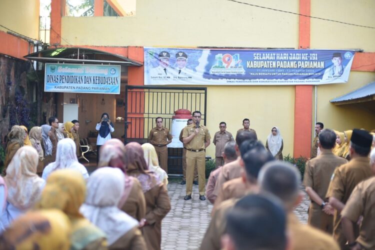 Jadikan Sekolah Lokasi Layak Anak, Seluruh Jajaran Dinas Pendidikan Harus Tingkatkan Pengawasan 1 ARAHAN—Sekda Padangpariaman Rudy Repenaldi Rilis berikan sambutan saat acara Dinas Pendidikan dan Kebudayaan Padangpariaman.