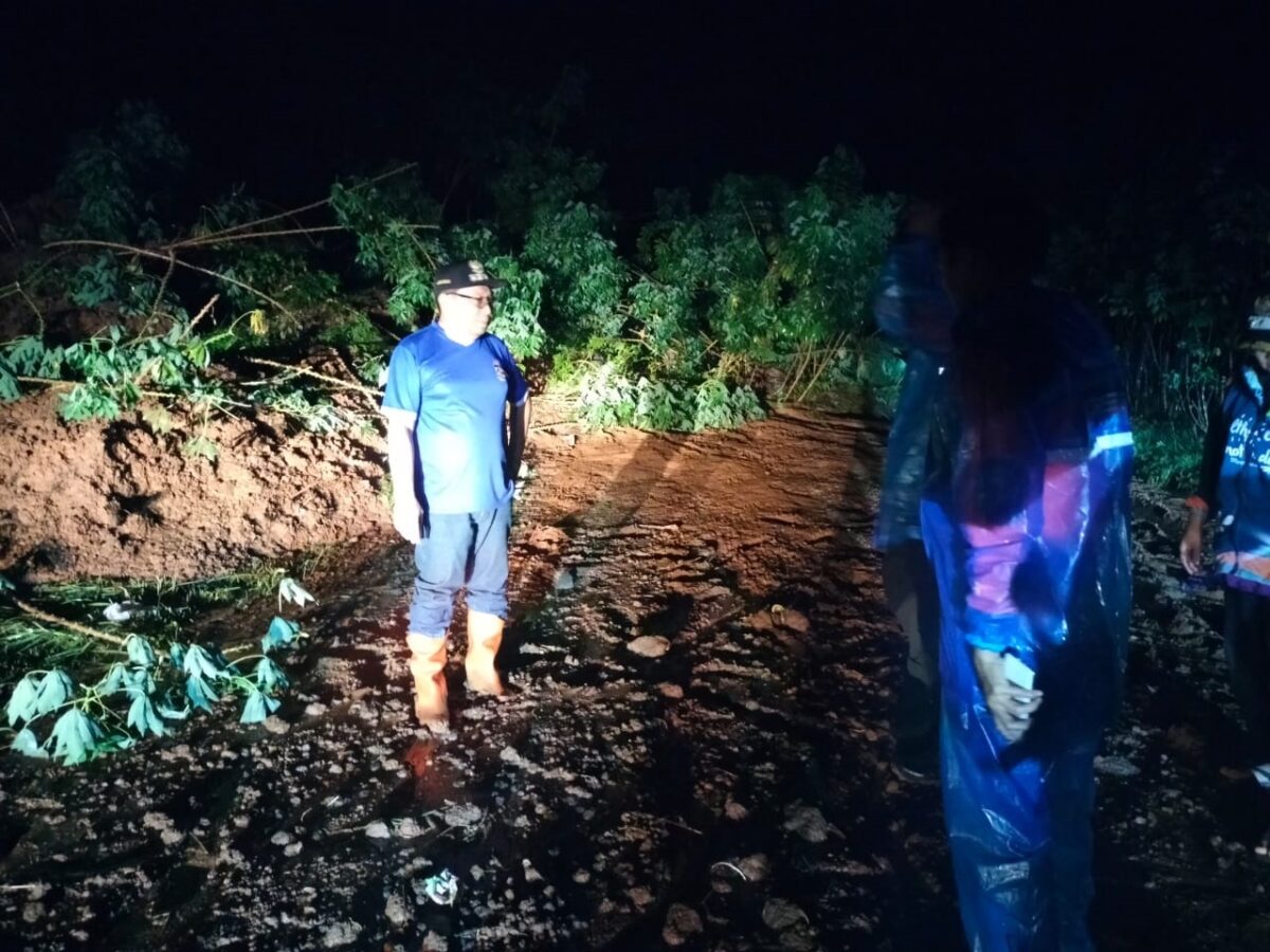 Jalan Menuju TPA Regional Tertimbun Longsor