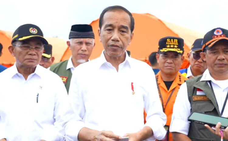 Presiden Jokowi Instruksikan Percepat Relokasi Warga di Zona Merah Banjir Lahar Dingin Marapi, Kebut Pembangunan Jalan dan Jembatan yang Rusak 1 WAWANCARA— Presiden Jokowi saat menyampaikan keterangan pers saat meninjau
lokasi bencana banjir bandang lahar dingin di Nagari Bukik Batabuah,
Kecamatan Candung, Kabupaten Agam.