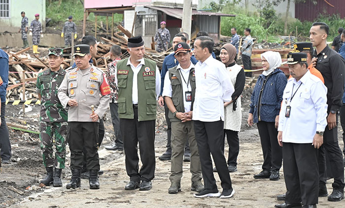 TINJAU DAMPAK BENCANA— Gubernur Sumbar, Mahyeldi Ansharullah mendampingi Presiden RI, Joko Widodo (Jokowi) meninjau kerusakan dampak bencana banjir lahar dingin dan longsor 
di Bukik Batabuah, Kabupaten Agam, Selasa (21/5).