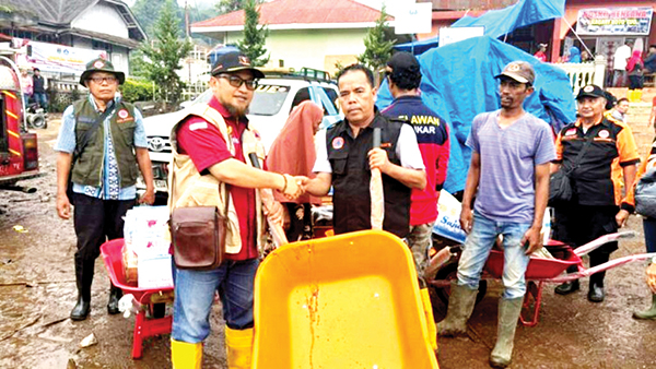 KPB Padang Serahkan Bantuan Peralatan untuk Warga Terdampak Galodo 1 SERAHKAN BANTUAN— Ketua Komite Peduli Bencana (KPB) Padang, Zulkifli menyerahkan sejumlah peralatan seperti cangkul, alat penghisap air, sepatu boot, alat pembersih air, gerobak, slang air, dan sajadah di daerah terdampak bencana. Tidak itu saja, juga disalurkan bantuan makanan seperti roti dan juga air mineral.