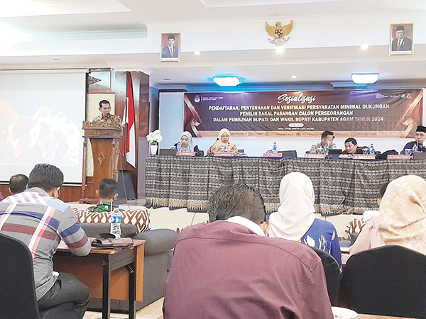Maju Pilkada Lewat Jalur Perseorangan, KPU Ingatkan Paslon Lengkapi Berkas 1 SOSIALISASI— KPU Agam menggelar sosialisasi pendaftaran, penyerahan dan verifikasi persyaratan minimal dukungan pemilih bakal pasangan calon perseorangan dalam Pemilu Bupati dan Wakil Bupati Agam Selasa (7/5).