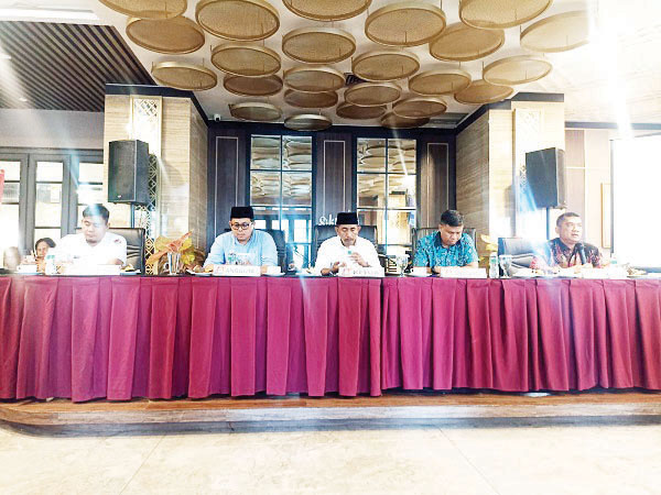 Telah Sesuai Prosedur dan Peraturan, KPU Sumbar Bantah Tuduhan Kecurangan Penetapan Jingle Pilkada 1 KONFERENSI PERS— KPU Sumbar menggelar konferensi pers terkait tuduhan kecurangan dalam dalam menentukan pemenang jingle Pilkada 2024, Senin (27/5).