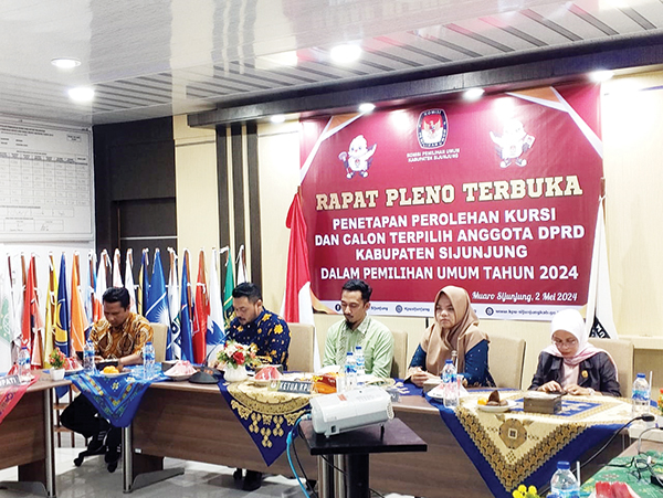 Raih 6 Kursi, Partai Golkar akan Pimpin DPRD Sijunjung 1 RAPAT PLENO TERBUKA— KPU Kabupaten Sijunjung melaksanakan rapat pleno terbuka penetapan perolehan kursi dan calon terpilih anggota DPRD Kabupaten Sijunjung di Pemilu 2024, Kamis (2/4).